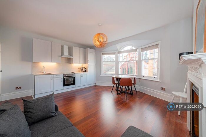 3 Bedroom Flat To Rent In Hillfield Park Mews, London, N10