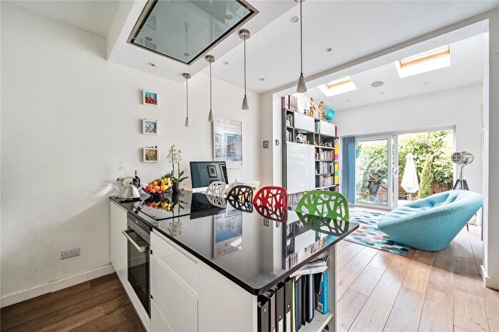 2 Bedroom Apartment For Sale In Natal Road, London, N11