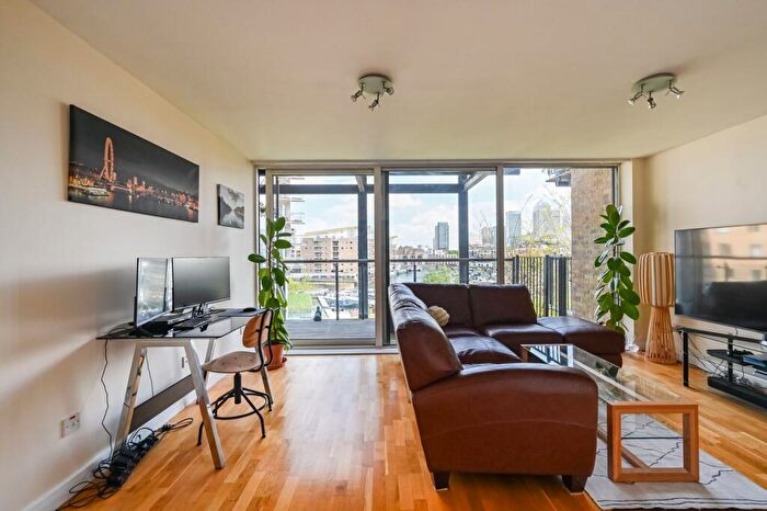 2 Bedroom Flat For Sale In Berglen Court, Limehouse, London, E14
