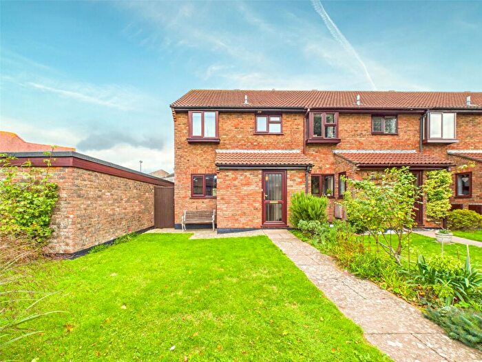 3 Bedroom End Of Terrace House For Sale In Russell Drive, Christchurch, Dorset, BH23