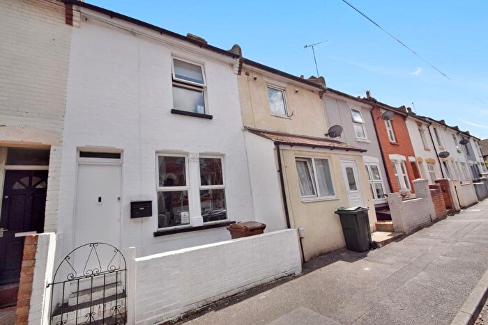 3 Bedroom Terraced House For Sale In Victoria Road, Chatham, ME4