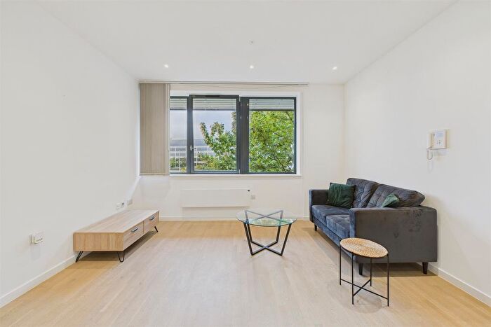 1 Bedroom Flat To Rent In Riverbank Way, London, TW8