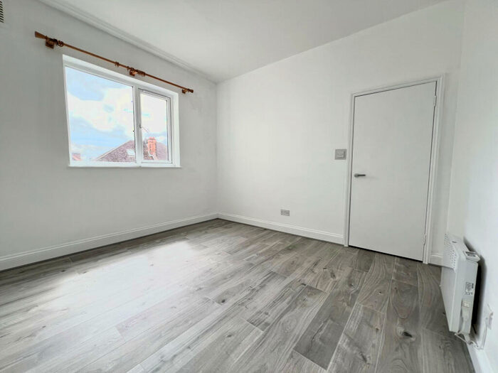 Flat To Rent In High Street, Barnet, EN5