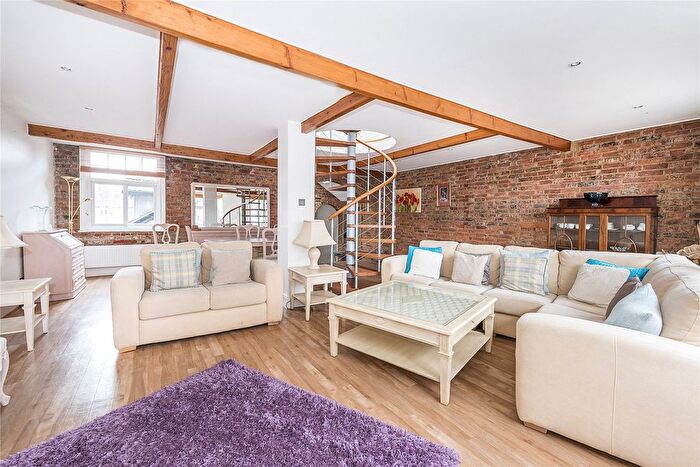 2 Bedroom Flat To Rent In Between Streets, Cobham, Surrey, KT11
