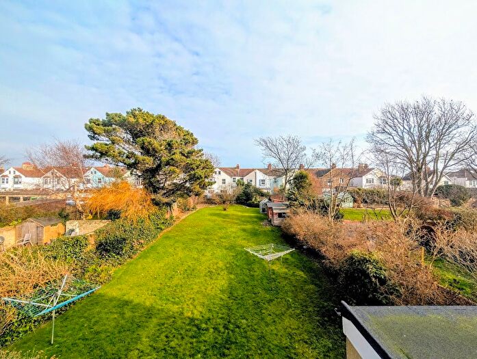 1 Bedroom Flat For Sale In Navarino Road, Worthing, BN11