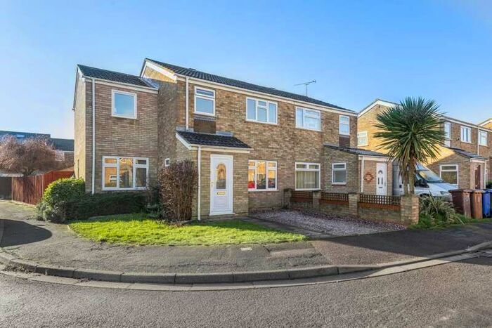 4 Bedroom Semi-Detached House To Rent In Dickens Close, Bicester, OX26