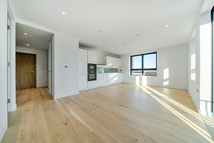 2 Bedroom Flat To Rent In Peninsula Gardens, Pilot Walk, Lower Riverside, Greenwich Peninsula, SE10