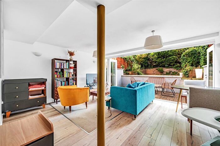 2 Bedroom Flat For Sale In Myrtle Road, London, W3