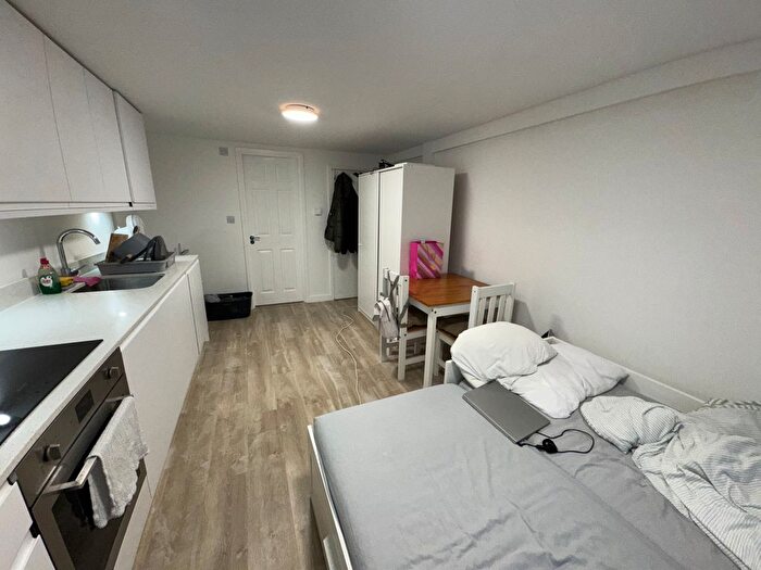 Studio To Rent In Finchley Road, London, NW11