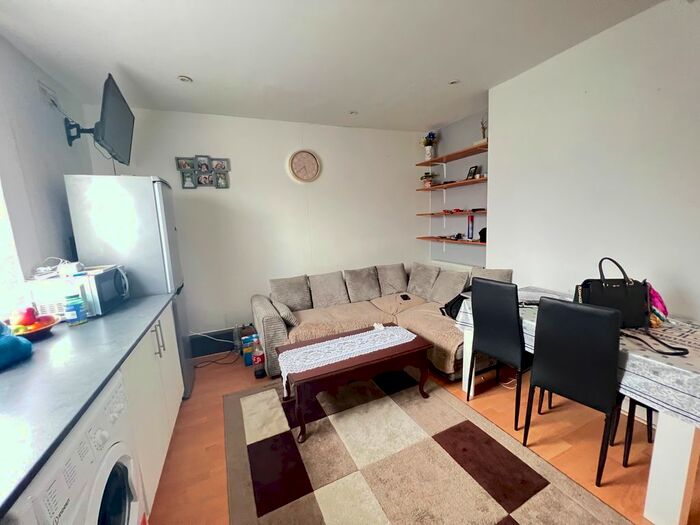 2 Bedroom Flat To Rent In Victoria Park Road, London, E9
