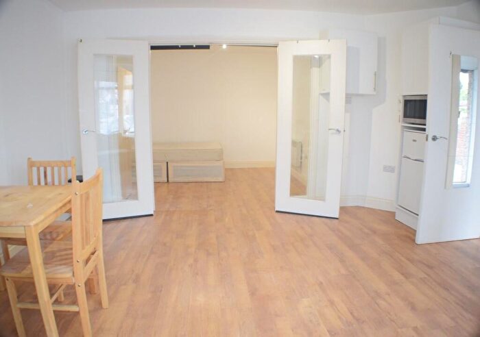 1 Bedroom Flat To Rent In Hendon Way, London, NW2