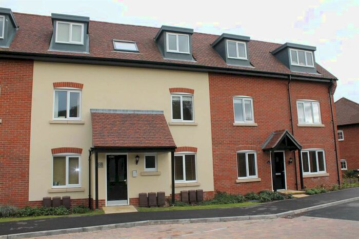 2 Bedroom Flat To Rent In St. Georges Road, Denmead, Waterlooville PO7