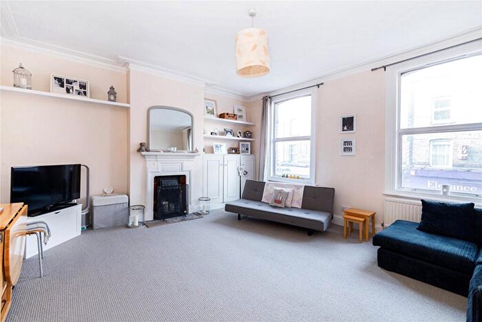 1 Bedroom Flat To Rent In Battersea Park Road, Battersea, SW11