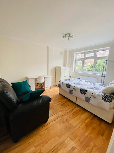 3 Bedroom Apartment To Rent In Chamberlain House, Cable Street, Shadwell, Whitechapel, London, E1