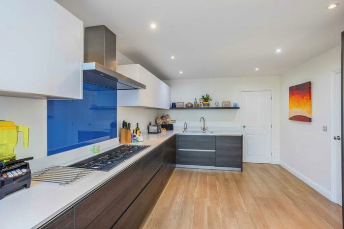 4 Bedroom Detached House To Rent In The Crescent Maidenhead, SL6