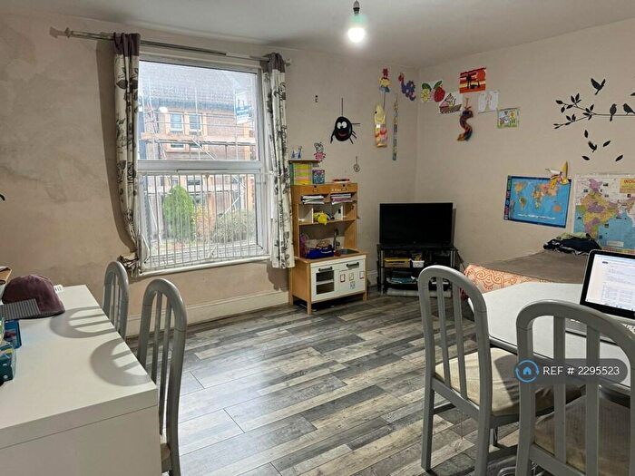 2 Bedroom Flat To Rent In West Street, Bedminster, Bristol, BS3