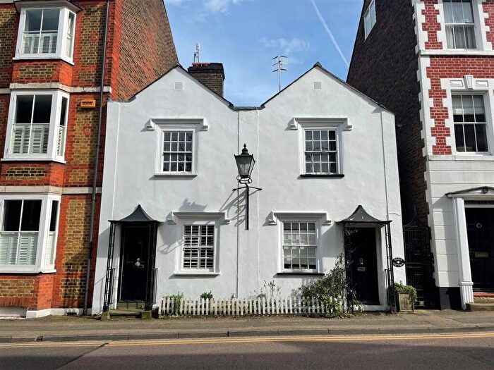 2 Bedroom Character Property To Rent In Castle Street, Berkhamsted, HP4