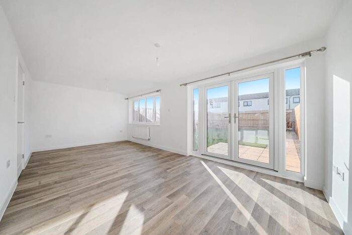 4 Bedroom End Terrace House To Rent In Stanmore Crescent, Carterton, OX18