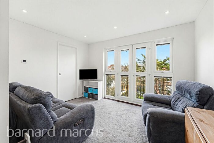 2 Bedroom Flat For Sale In Crowthorne Close, London, SW18