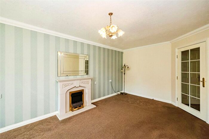 1 Bedroom Flat For Sale In Padnell Road, Waterlooville, Hampshire, PO8