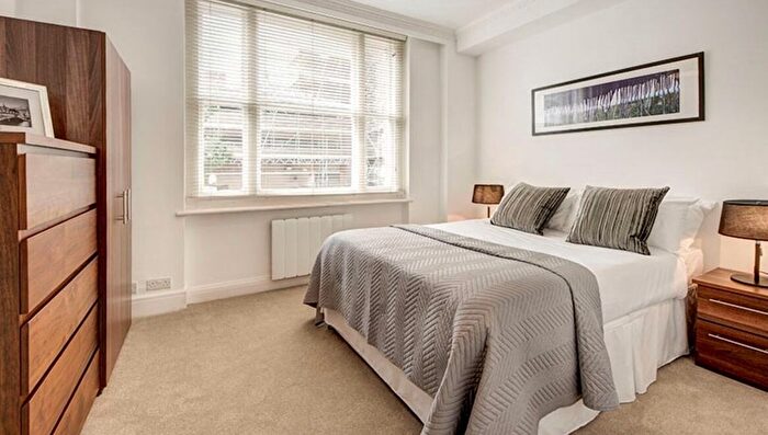 2 Bedroom Flat To Rent In Hill Street, London, W1J