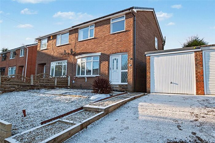 3 Bedroom Semi Detached House For Sale In Springbank Avenue, Gildersome, Morley, Leeds, LS27