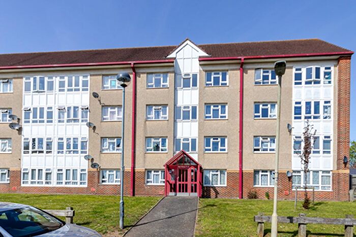 2 Bedroom Flat For Sale In The Turnstones, Watford, WD25