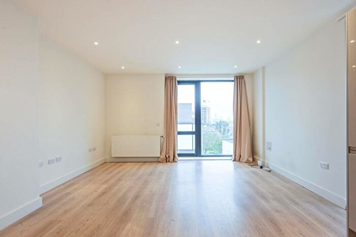 2 Bedroom Flat To Rent In Deauville Close, , Canary Wharf, London, E14