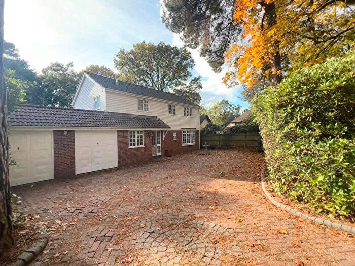 4 Bedroom House To Rent In Park Avenue, Camberley, Surrey, GU15