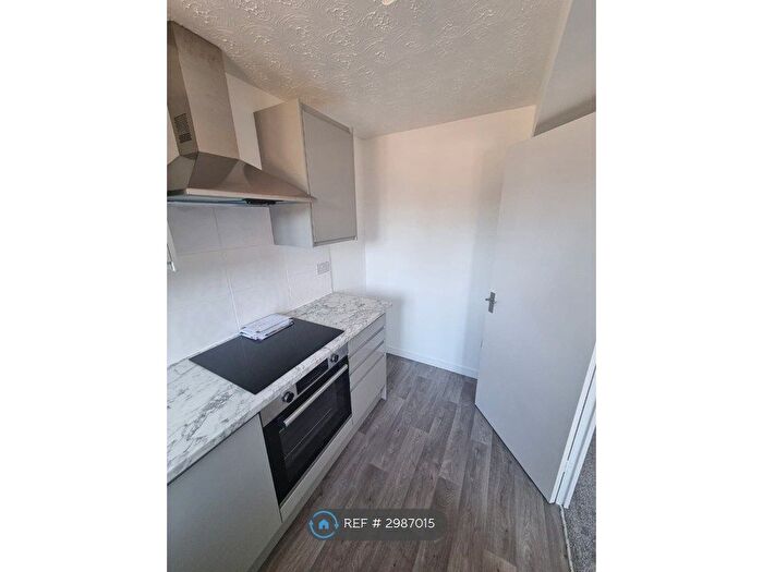 1 Bedroom Flat To Rent In Honey Close, Dagenham, RM10