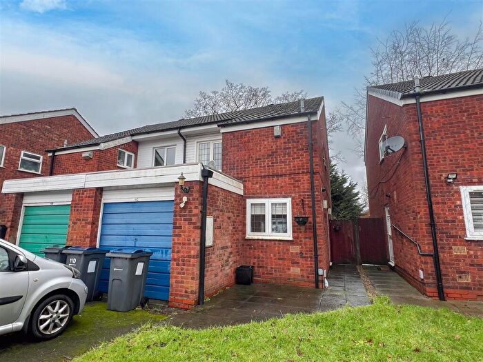 3 Bedroom Semi Detached House For Sale In Dove Close, Birmingham, B25