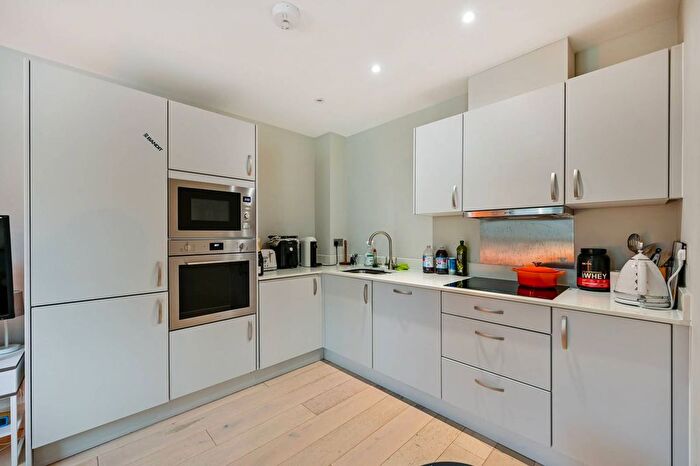 1 Bedroom Studio For Sale In Antoinette Close, Kingston, Kingston Upon Thames, KT1