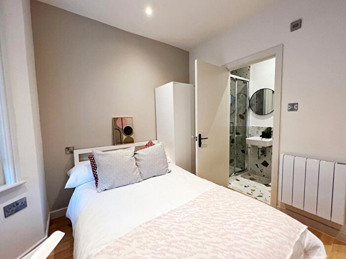 1 Bedroom Flat To Rent In Clarence Villas, Hawks Road, KT1