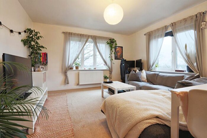 1 Bedroom Flat For Sale In Ash Court, Leeds, LS14