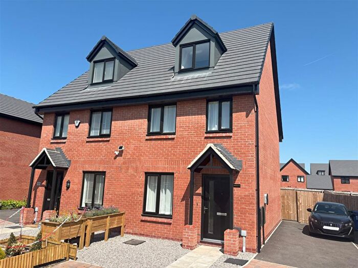 3 Bedroom Semi Detached House To Rent In Robertsons Way, Droylsden, M43