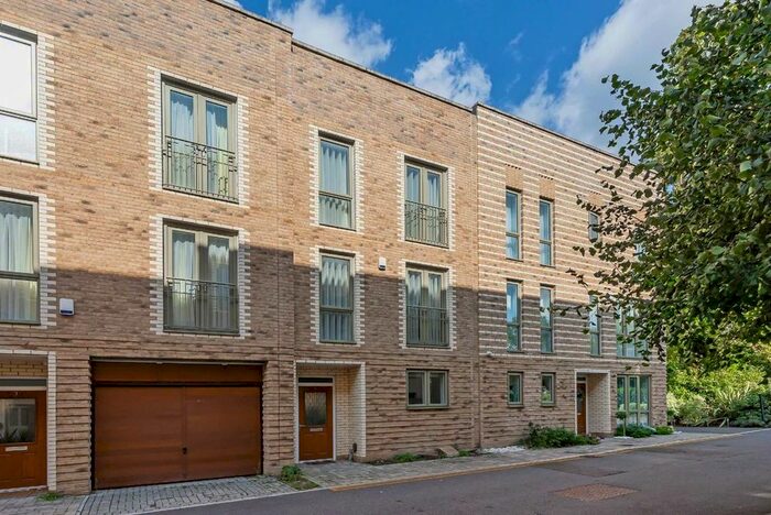 4 Bedroom Property To Rent In Rowen Avenue, Edgware, NW9