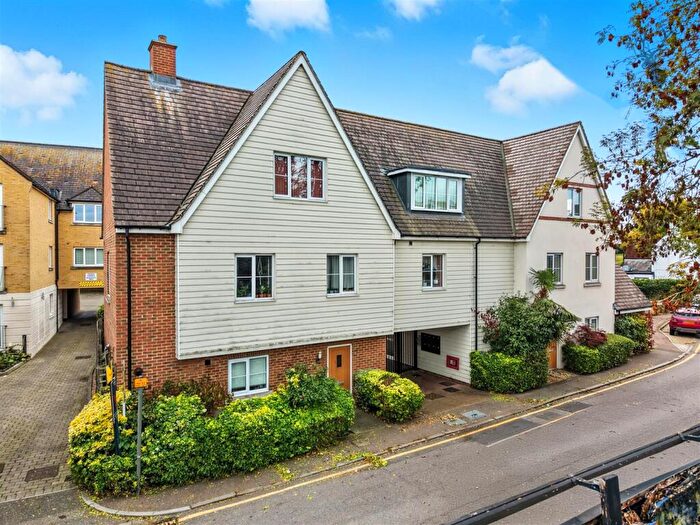 2 Bedroom Apartment For Sale In Station Approach, Theydon Bois, CM16