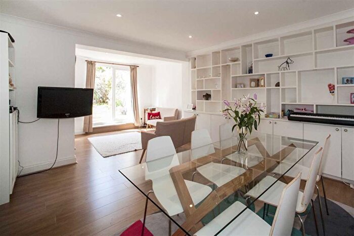 2 Bedroom Flat To Rent In Seymour Villas, Boscombe Road, Shepherd's Bush, W12