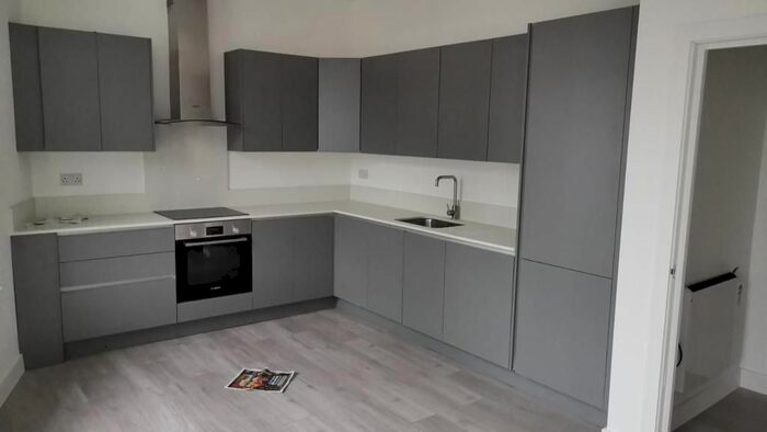 2 Bedroom Flat To Rent In High Street, Esher, Surrey, KT10