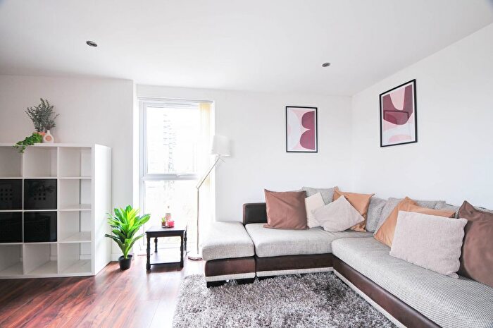 3 Bedroom Flat To Rent In Sillavan Way, Salford, M3