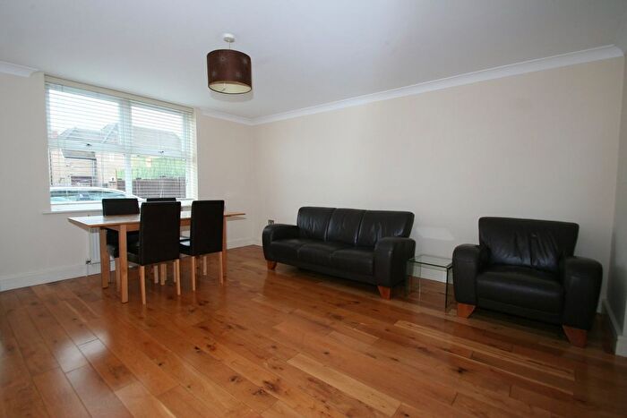 3 Bedroom Flat To Rent In Finchley Lane, Hendon, London, NW4