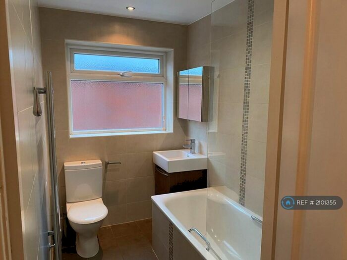 2 Bedroom Maisonette To Rent In Great Central Avenue, Ruislip, HA4