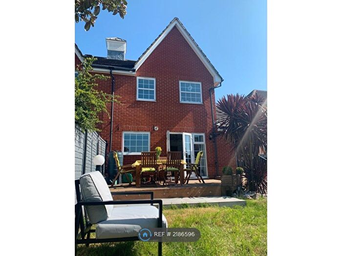 3 Bedroom Semi-Detached House To Rent In The Avenue, St. Marys Island, Chatham, ME4