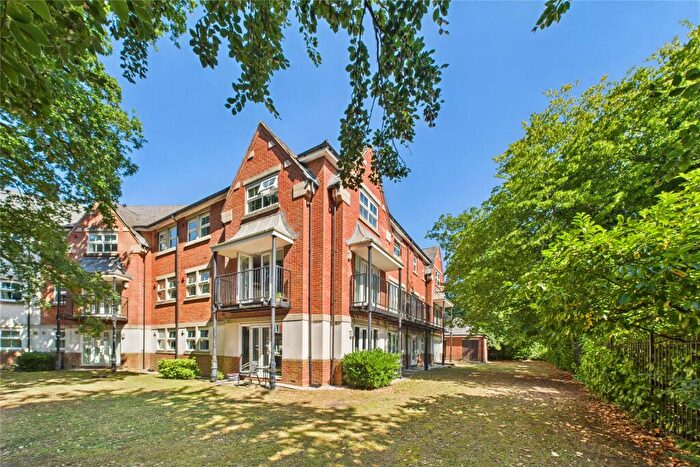 2 Bedroom Apartment For Sale In Rossby, Shinfield, Berkshire, RG2