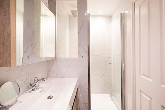 2 Bedroom Flat For Sale In Fairfield West, Kingston Upon Thames, KT1