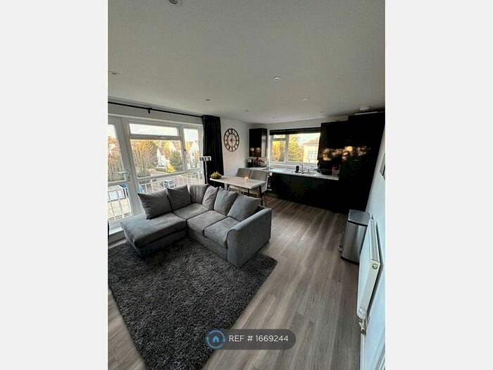 2 Bedroom Flat To Rent In South Lodge, Barnet, EN5