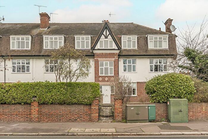 2 Bedroom Flat For Sale In Upper Sunbury Road, Hampton, TW12
