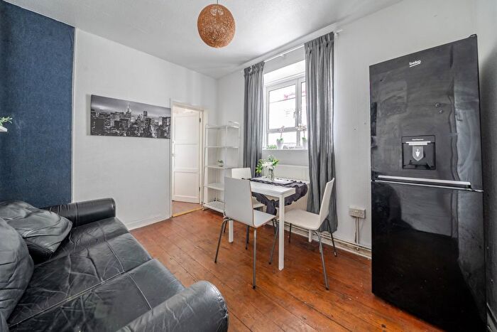 3 Bedroom Flat To Rent In White City Estate, Shepherd's Bush, London, W12