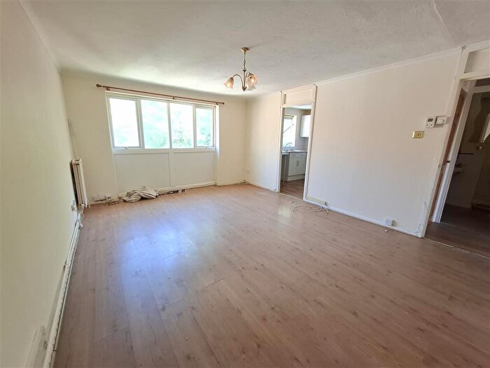 2 Bedroom Flat To Rent In Cleves Road, Hemel Hempstead, HP2