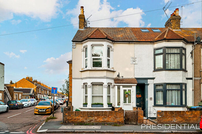 1 Bedroom Flat For Sale In Waltham Abbey, Loughton, EN9